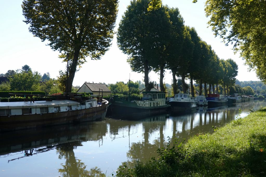 Le long du canal de Briare à la sortie de Rogny